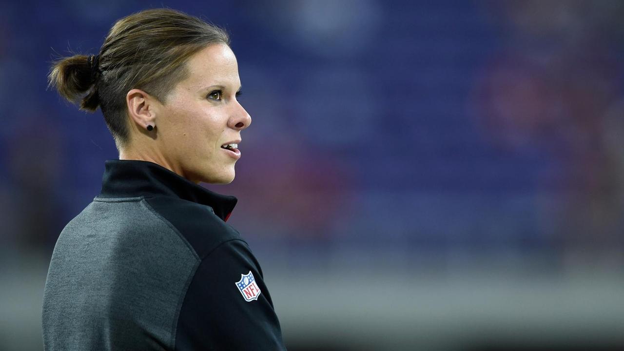 Katie Sowers, Assistenztrainerin bei den San Francisco 49ers, während eines Spiels gegen die Minnesota Vikings in Minneapolis, Minnesota. Katie Sowers, Assistenztrainerin bei den San Francisco 49ers, während eines Spiels gegen die Minnesota Vikings in Minneapolis, Minnesota.