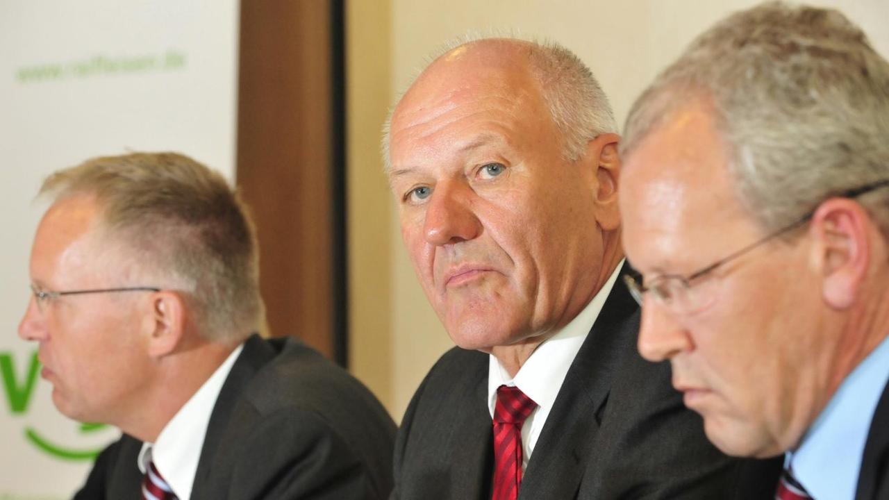 Der Leiter der Abteilung Waren- und Futterwirtschaft des Deutschen Raiffeisenverbandes (DRV), Henning Ehlers (l-r), der Präsident des DRV, Manfred Nüssel und der Leiter der Abteilung Milchwirtschaft des DRV, Heinrich Schmidt geben am Donnerstag (18.06.2009) in Berlin eine Pressekonferenz. Bei der Pressekonferenz ging es unter anderem um die wirtschaftliche Lage des Raiffeisenverbandes. Foto: Klaus-Dietmar Gabbert dpa/lbn +++(c) dpa - Report+++ | Verwendung weltweit Der Leiter der Abteilung Waren- und Futterwirtschaft des Deutschen Raiffeisenverbandes (DRV), Henning Ehlers (l-r), der Präsident des DRV, Manfred Nüssel und der Leiter der Abteilung Milchwirtschaft des DRV, Heinrich Schmidt geben am Donnerstag (18.06.2009) in Berlin eine Pressekonferenz. Bei der Pressekonferenz ging es unter anderem um die wirtschaftliche Lage des Raiffeisenverbandes. Foto: Klaus-Dietmar Gabbert dpa/lbn +++(c) dpa - Report+++ | Verwendung weltweit