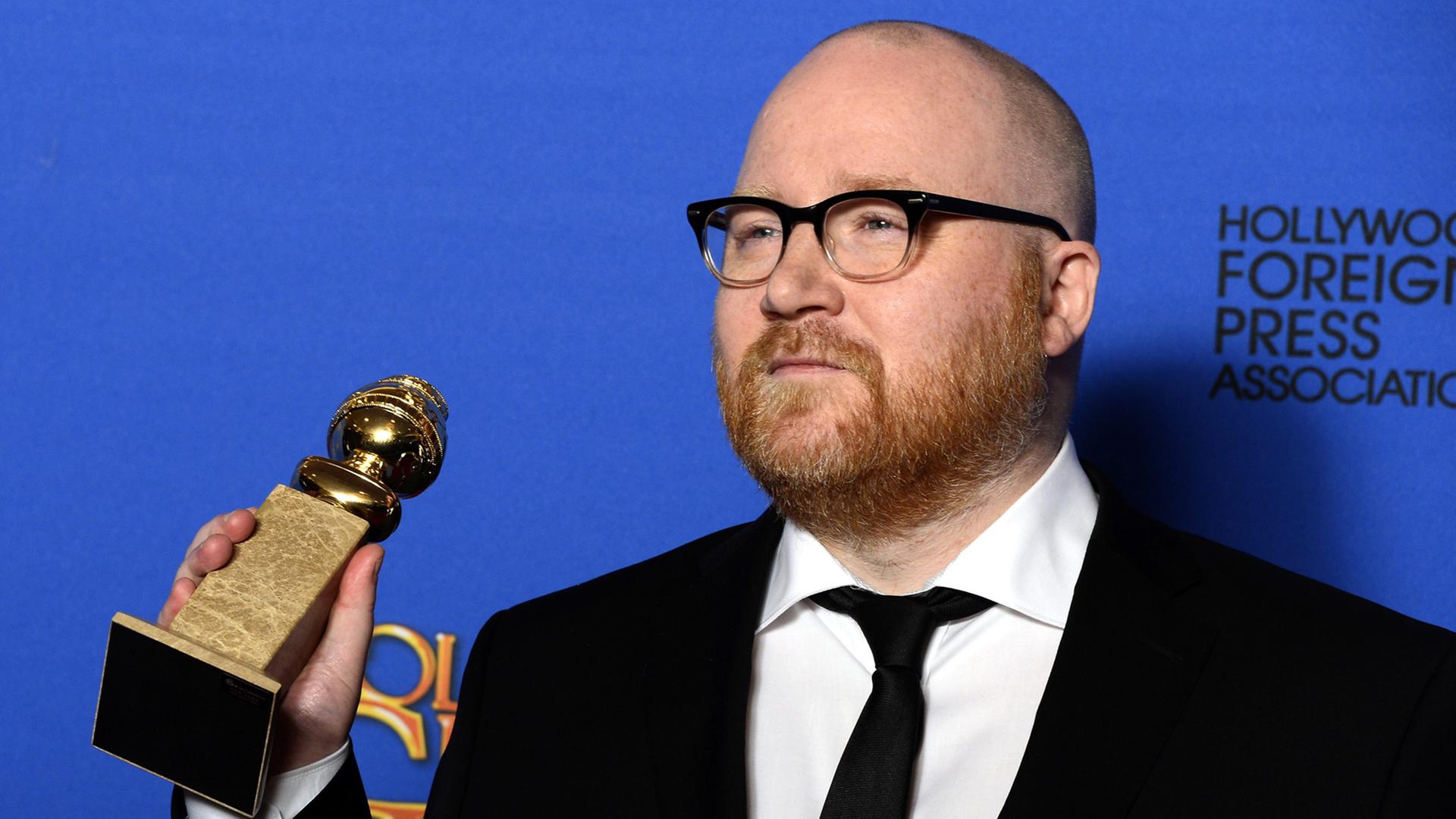 Der isländische Musiker Jóhann Jóhannsson präsentiert seinen Golden Globe Award. Der isländische Musiker Jóhann Jóhannsson präsentiert seinen Golden Globe Award.