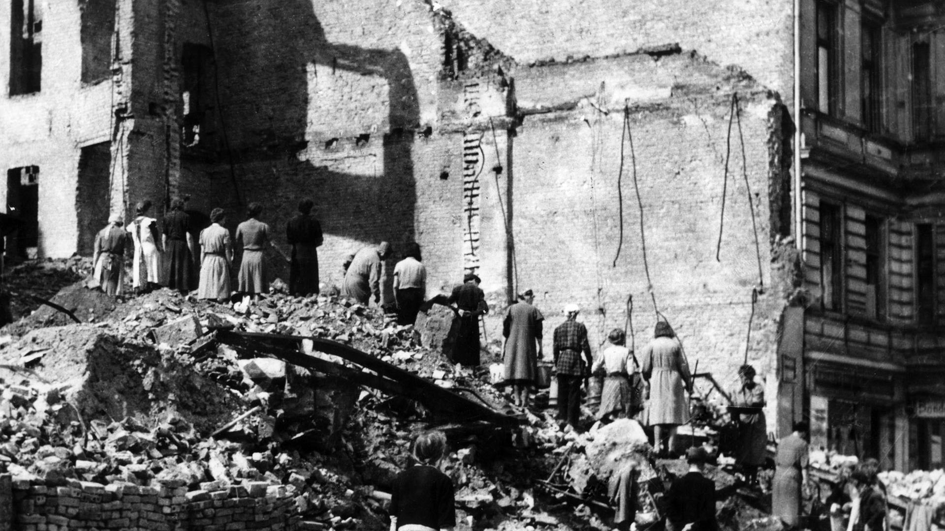 Die sogenannten "Trümmerfrauen" arbeiten im Mai 1945 in Berlin an der Beseitigung der Trümmer von im 2. Weltkrieg zerstörten Häusern. Die sogenannten "Trümmerfrauen" arbeiten im Mai 1945 in Berlin an der Beseitigung der Trümmer von im 2. Weltkrieg zerstörten Häusern.