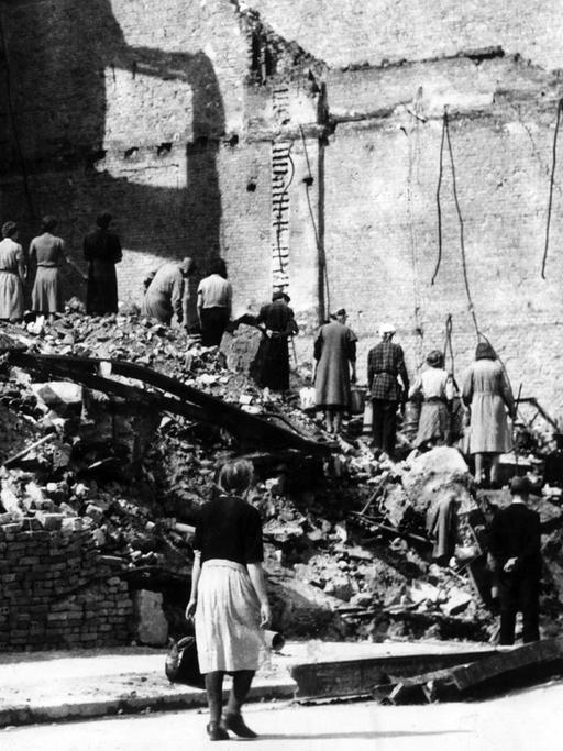Die sogenannten "Trümmerfrauen" arbeiten im Mai 1945 in Berlin an der Beseitigung der Trümmer von im 2. Weltkrieg zerstörten Häusern.