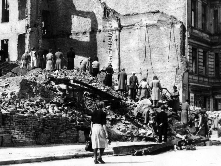 Die sogenannten "Trümmerfrauen" arbeiten im Mai 1945 in Berlin an der Beseitigung der Trümmer von im 2. Weltkrieg zerstörten Häusern.