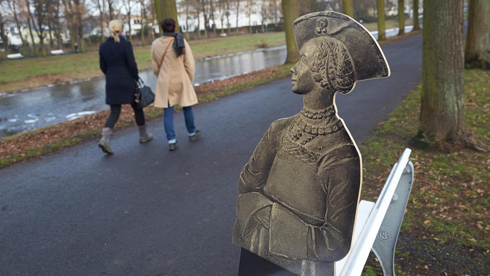 Die Skulptur der Argula von Grumbach ist am 09.01.2017 in Bad Neuenahr-Ahrweiler (Rheinland-Pfalz) in der Ausstellung "Reformatorinnen. Seit 1517" zu sehen. Die Ausstellung zeigt bedeutende Frauen, die die Reformation mitgestaltet haben. Die Skulptur der Argula von Grumbach ist am 09.01.2017 in Bad Neuenahr-Ahrweiler (Rheinland-Pfalz) in der Ausstellung "Reformatorinnen. Seit 1517" zu sehen. Die Ausstellung zeigt bedeutende Frauen, die die Reformation mitgestaltet haben.