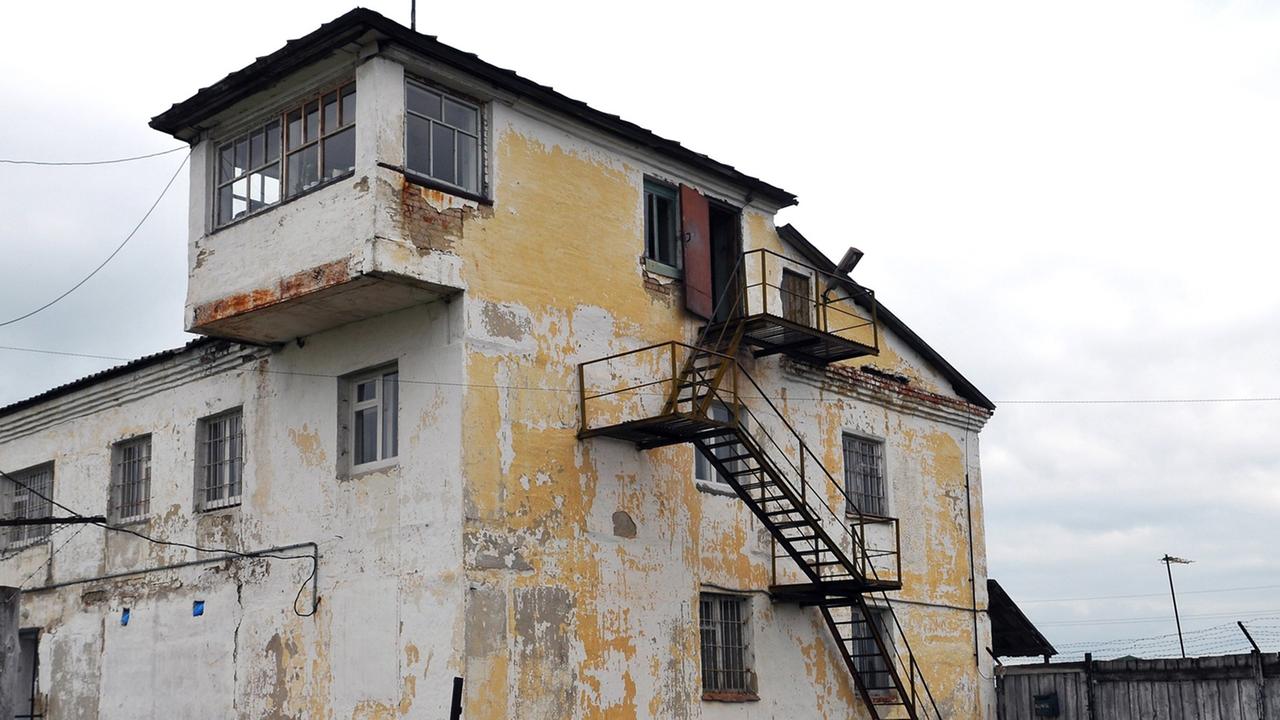 Das Verwaltungsgebäude des ehemaligen Straflagers Perm 36, das bis 1989 von der Sowjetunion als Gefängnis für Dissidenten und andere Häftlinge benutzt wurde, aufgenommen am 24.07.2009. Heute befindet sich darin eine psychiatrische Anstalt. Andere Teile des GULAG werden als Museum genutzt. Das Verwaltungsgebäude des ehemaligen Straflagers Perm 36, das bis 1989 von der Sowjetunion als Gefängnis für Dissidenten und andere Häftlinge benutzt wurde, aufgenommen am 24.07.2009. Heute befindet sich darin eine psychiatrische Anstalt. Andere Teile des GULAG werden als Museum genutzt.