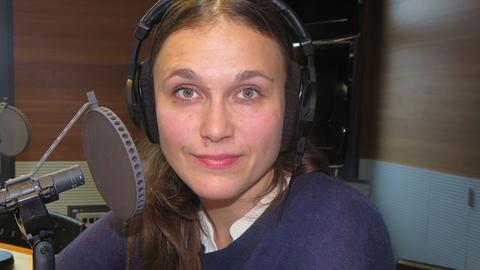 Die Sängerin Lea W. Frey im Studio von Deutschlandradio Kultur