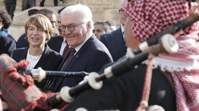 Bundespräsident Frank-Walter Steinmeier und seine Ehefrau Elke Büdenbender werden mit Musik am 28.01.2018 bei den Ausgrabungen in Gerasa (Jordanien) begrüsst.