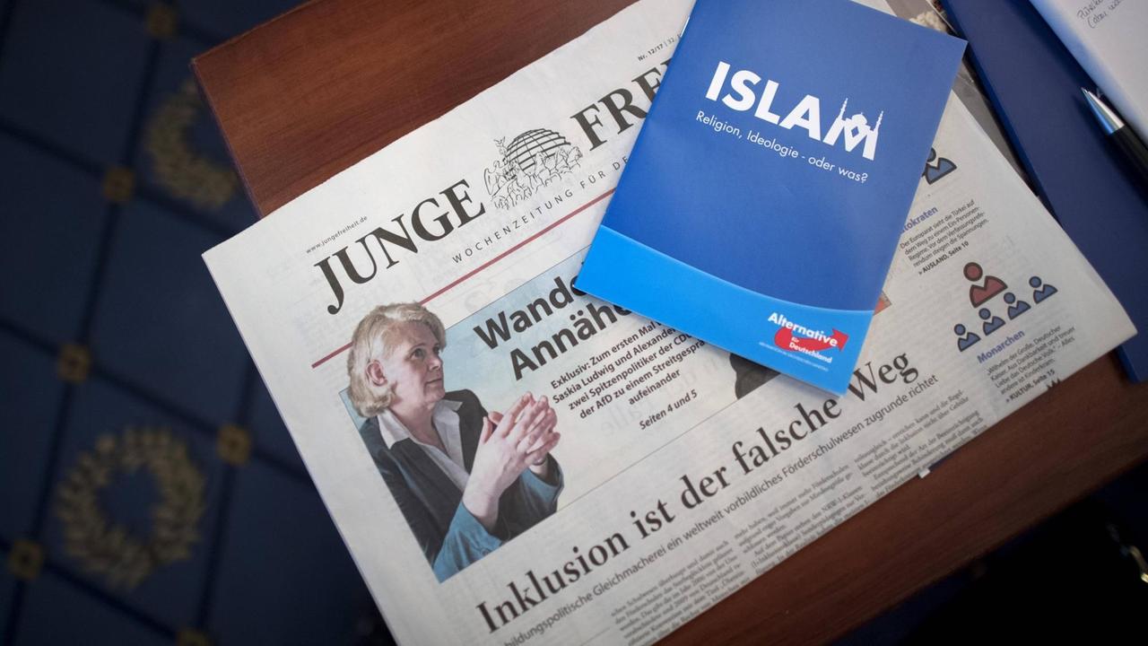 Die Junge Freiheit, Sprachrohr der Konservativen und Neuen Rechten in Deutschland. Broschüre der AfD und die Zeitung Junge Freiheit auf dem Extremismuskongress der AfD in Berlin im März 2017. Die Junge Freiheit, Sprachrohr der Konservativen und Neuen Rechten in Deutschland. Broschüre der AfD und die Zeitung Junge Freiheit auf dem Extremismuskongress der AfD in Berlin im März 2017.