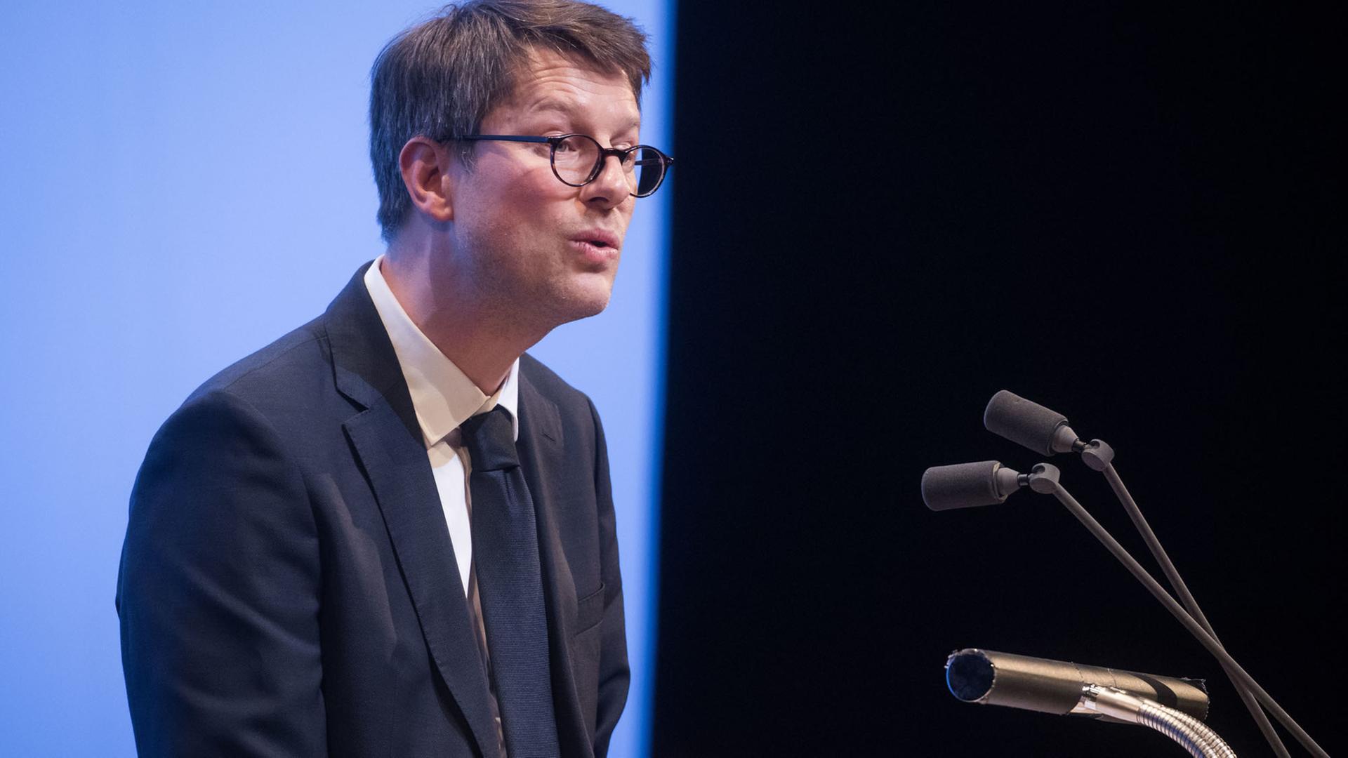 Der Lyriker Jan Wagner spricht am 28.10.2017 in Darmstadt an einem Pult in ein Mikrofon, nachdem er den Georg-Büchner-Preis 2017 verliehen bekommen hatte. Der Lyriker Jan Wagner spricht am 28.10.2017 in Darmstadt an einem Pult in ein Mikrofon, nachdem er den Georg-Büchner-Preis 2017 verliehen bekommen hatte.