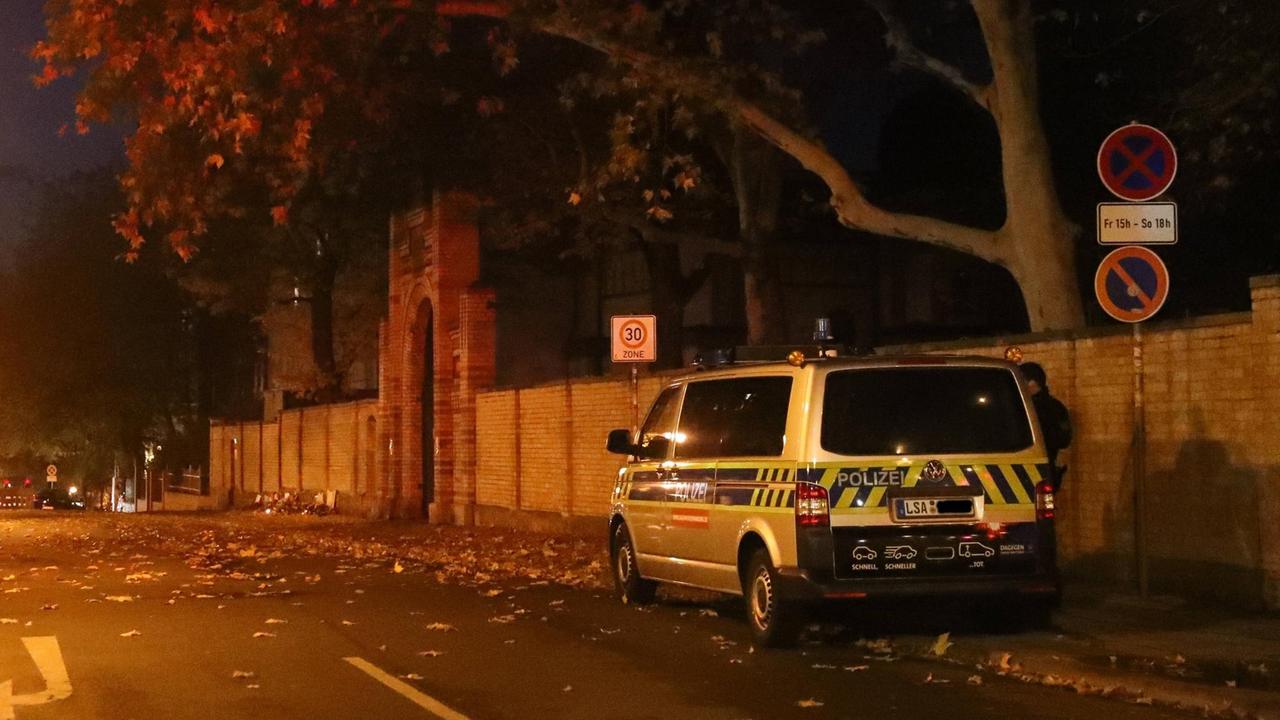 Ein Streifenwagen der Polizei steht nachts vor der Synagoge in Halle. Ein Streifenwagen der Polizei steht nachts vor der Synagoge in Halle.