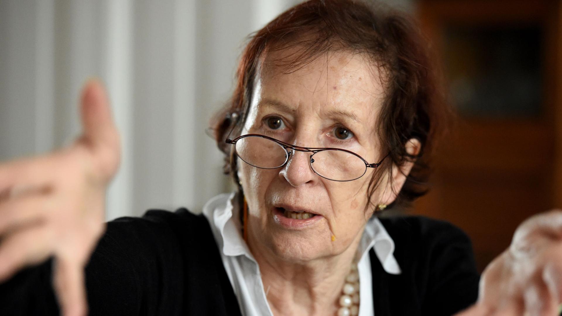 Die SPD-Politikerin und ehemalige Ministerpräsidentin von Schleswig-Holstein Heide Simonis sitzt am 03.03.2015 bei einem Interview mit der Deutschen Presse-Agentur (dpa) in ihrer Wohnung in Kiel (Schleswig-Holstein). Foto: Carsten Rehder/dpa Die SPD-Politikerin und ehemalige Ministerpräsidentin von Schleswig-Holstein Heide Simonis sitzt am 03.03.2015 bei einem Interview mit der Deutschen Presse-Agentur (dpa) in ihrer Wohnung in Kiel (Schleswig-Holstein). Foto: Carsten Rehder/dpa