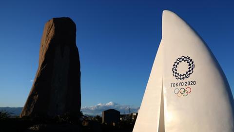 "Tokyo 2020" Skulptur in Enoshima, Japan, mit den aufgedruckten fünf olympischen Ringen als Vorankündigung auf die Olympischen Spiele, die in fünf Monaten beginnen.