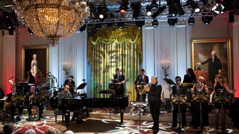 Stevie Wonder performt mit Band am Klavier bei einem Konzert zu Ehren des Gershwin-Preis-Gewinners Burt Bacharach und Hal David im East Room des Weißen Hauses in Washington, aufgenommen am 9. Mai 2012