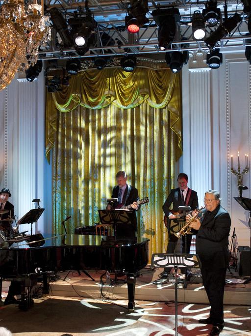 Stevie Wonder performt mit Band am Klavier bei einem Konzert zu Ehren des Gershwin-Preis-Gewinners Burt Bacharach und Hal David im East Room des Weißen Hauses in Washington, aufgenommen am 9. Mai 2012