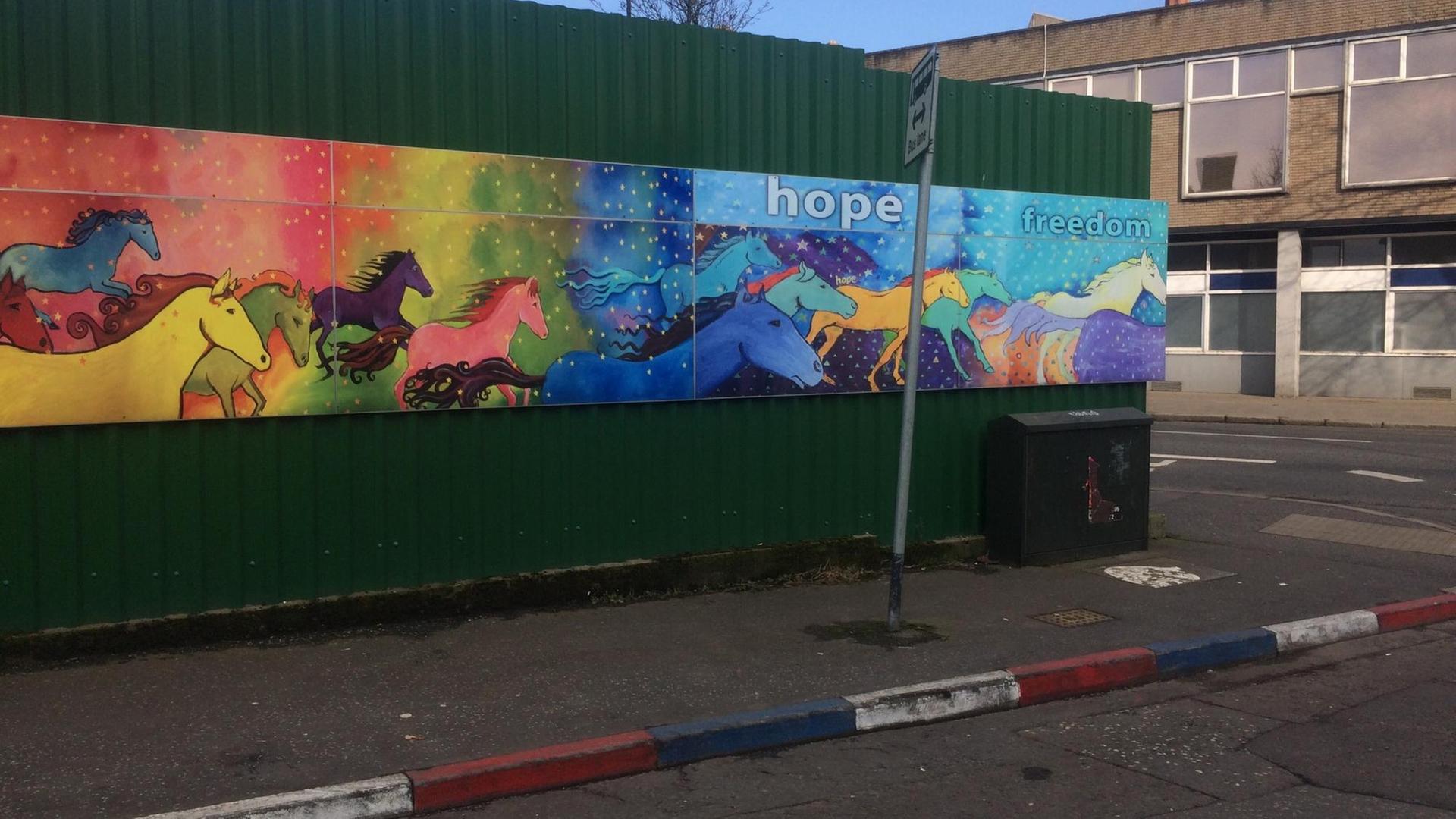 Unionisten markieren ihr Territorium im Norden Belfasts. Rot-weiß-blaue Bordsteinkante vor Streetart-Gemälde mit dem Schriftzug "hope", Hoffnung. Unionisten markieren ihr Territorium im Norden Belfasts. Rot-weiß-blaue Bordsteinkante vor Streetart-Gemälde mit dem Schriftzug "hope", Hoffnung.