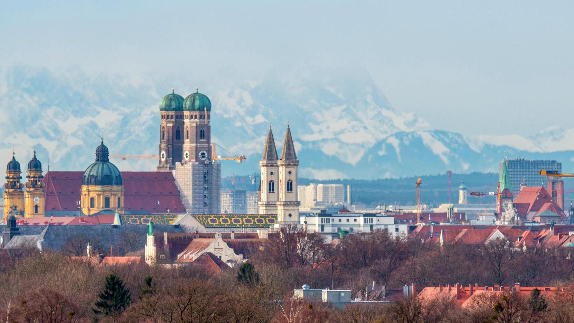 Sie sehen einen Blick auf München mit der Frauenkirche. Sie sehen einen Blick auf München mit der Frauenkirche.