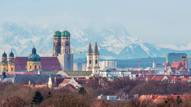 Sie sehen einen Blick auf München mit der Frauenkirche.