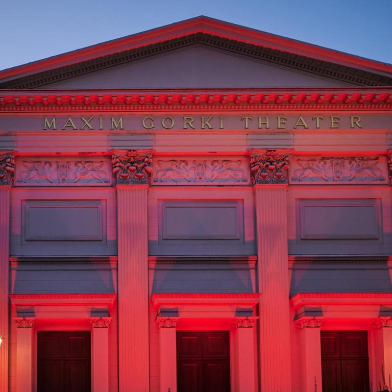 Das Maxim Gorki Theater in Berlin ist im Abendlicht von außen rot angestrahlt. 
