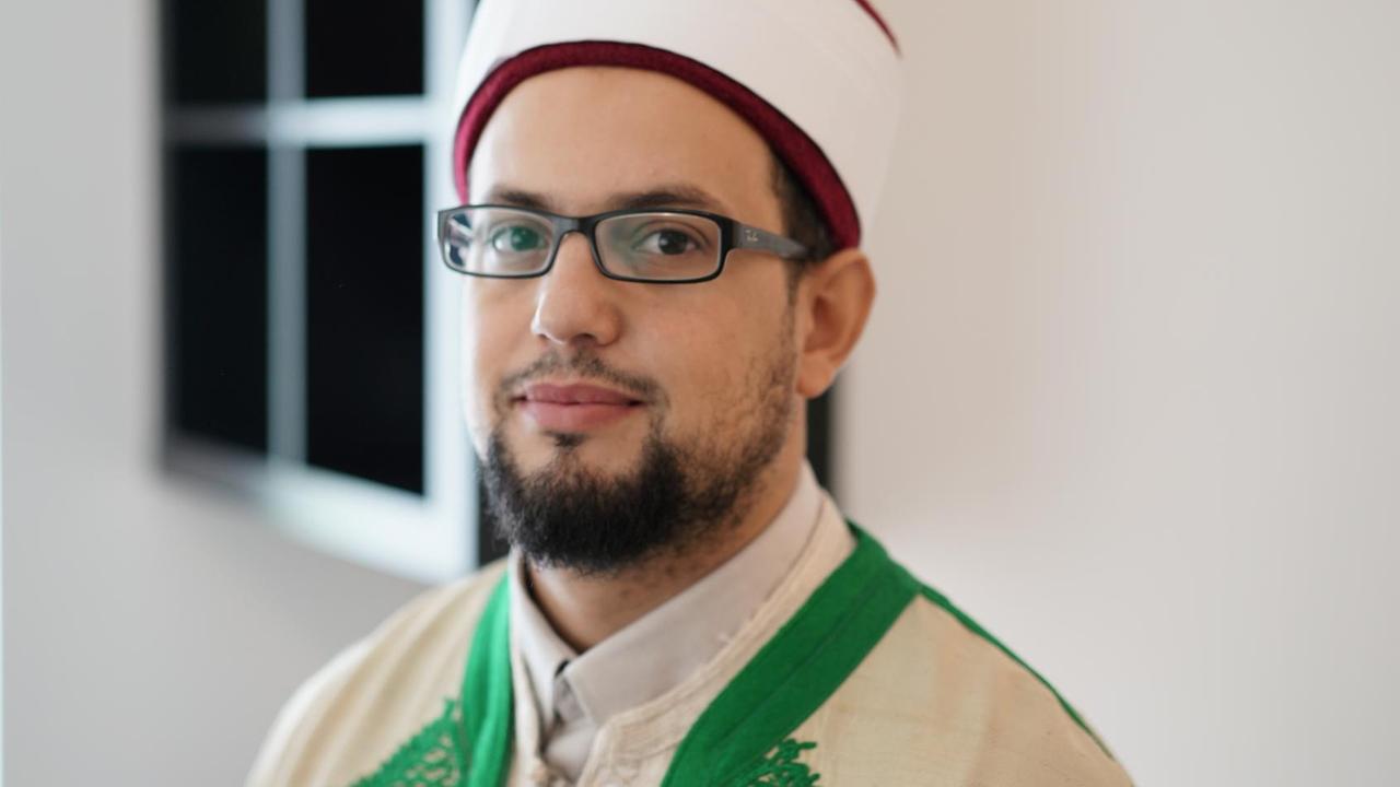 Porträt von Imam Mounib Doukali, mit weißer Kappe und in Amtsrobe. Porträt von Imam Mounib Doukali, mit weißer Kappe und in Amtsrobe.