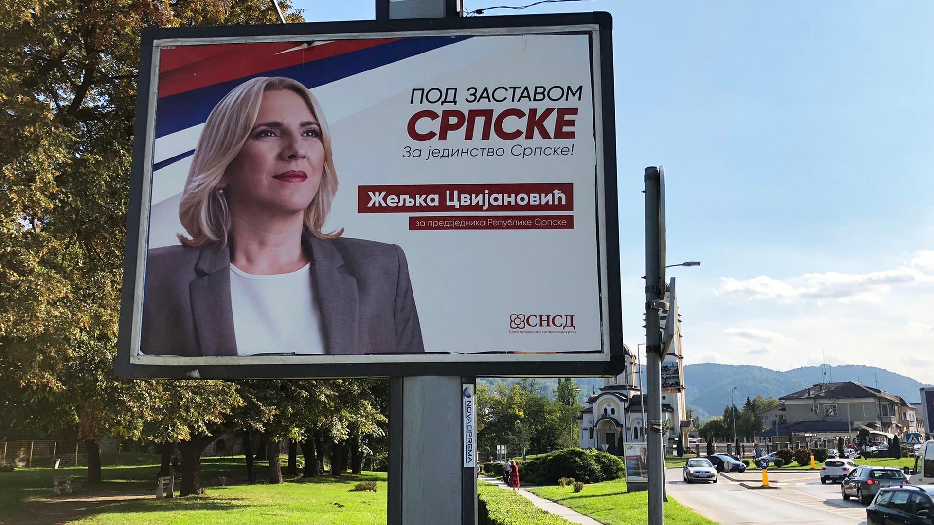 Wahlkampf-Plakat in Banja Luka für die regierende SNSD - die Partei der bosnischen Serben von Milorad Dodik. Wahlkampf-Plakat in Banja Luka für die regierende SNSD - die Partei der bosnischen Serben von Milorad Dodik.