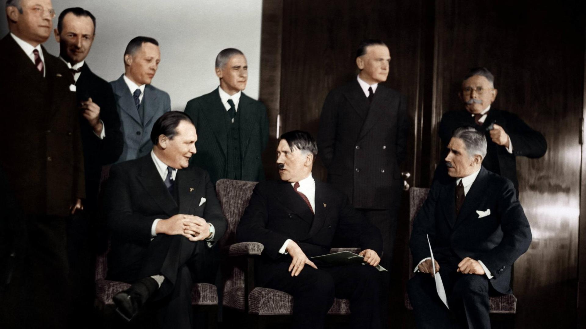 Das "Kabinett der Nationalen Konzentration", 30. Januar 1933 (v. l. n. r.): Franz Seldte, Günter Gereke, Johann Ludwig Schwerin von Krosigk, Wilhelm Frick, Werner von Blomberg, Alfred Hugenberg; sitzend: Hermann Göring, Adolf Hitler und Franz von Papen. Das "Kabinett der Nationalen Konzentration", 30. Januar 1933 (v. l. n. r.): Franz Seldte, Günter Gereke, Johann Ludwig Schwerin von Krosigk, Wilhelm Frick, Werner von Blomberg, Alfred Hugenberg; sitzend: Hermann Göring, Adolf Hitler und Franz von Papen.
