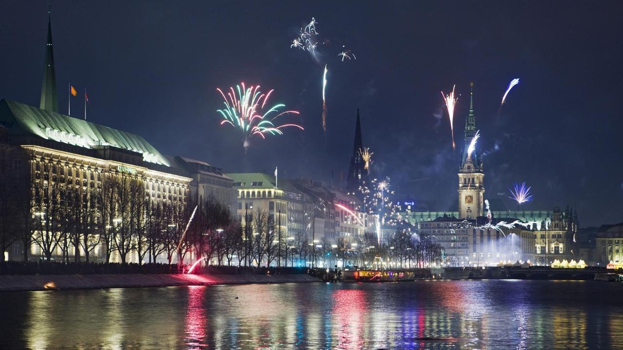 Nächtliches Silvesterfeuerwerk am Alsterufer in Hamburg. Nächtliches Silvesterfeuerwerk am Alsterufer in Hamburg.