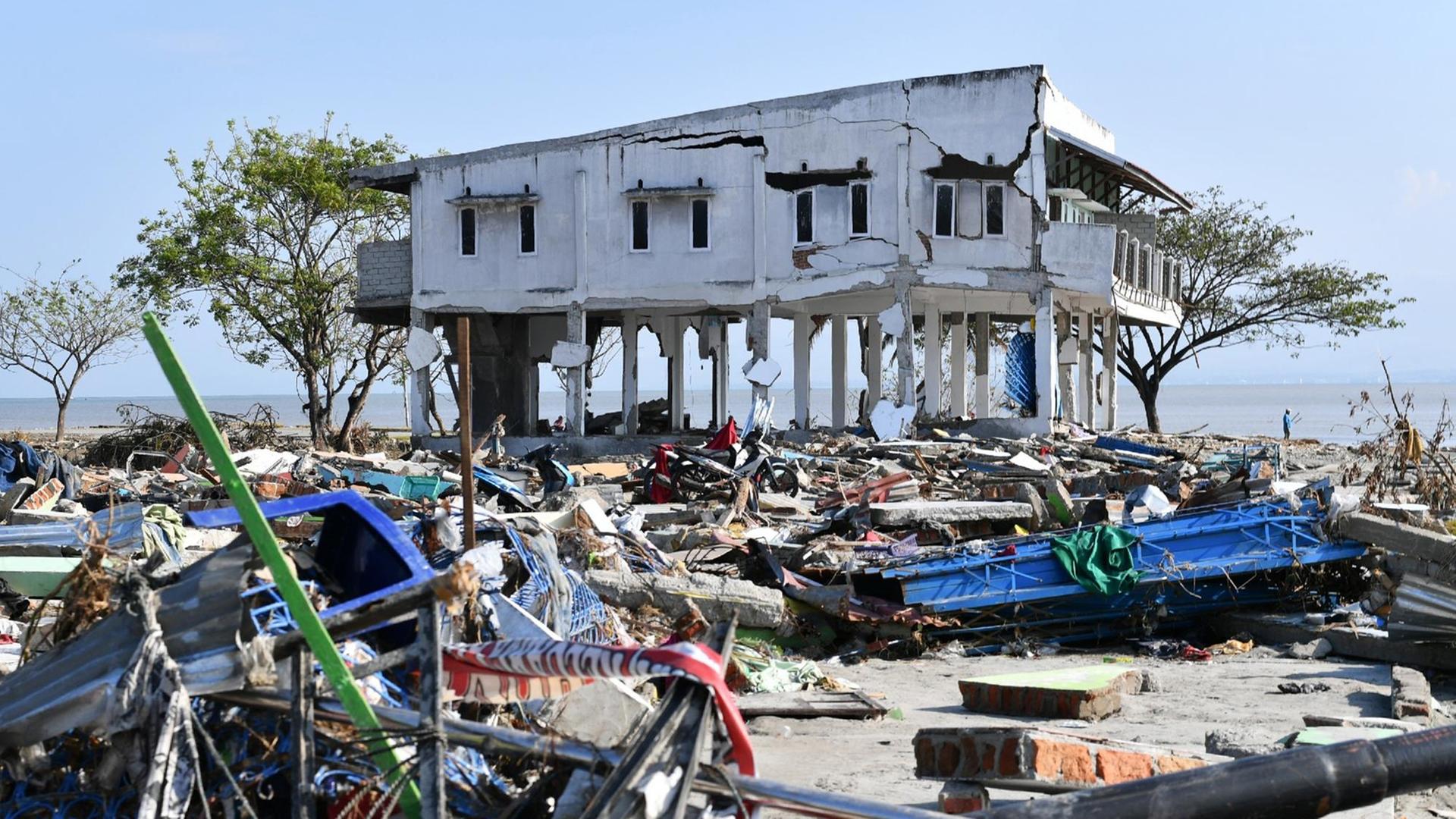 In zerstörtes Gebäude inmitten von Trümmern in Palu, Indonesien.