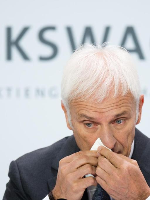 Matthias Müller, Vorstandsvorsitzender der Volkswagen AG, sitzt am 28.04.2016 bei der Bilanzpressekonferenz der Volkswagen AG im VW Werk in Wolfsburg (Niedersachsen).