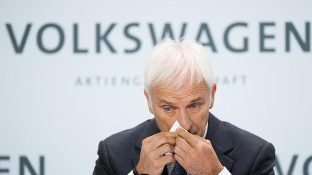 Matthias Müller, Vorstandsvorsitzender der Volkswagen AG, sitzt am 28.04.2016 bei der Bilanzpressekonferenz der Volkswagen AG im VW Werk in Wolfsburg (Niedersachsen).