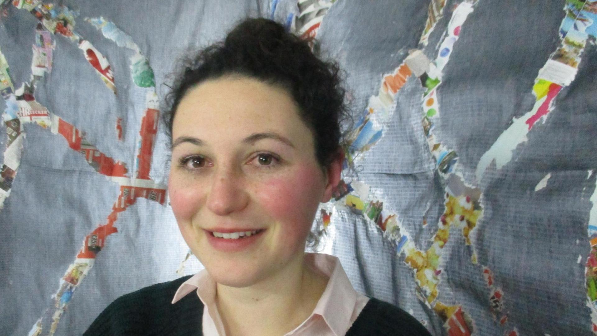 Die Künstlerin Olga Jakob vor ihrer Arbeit C.M.Y.K. Die Künstlerin Olga Jakob vor ihrer Arbeit C.M.Y.K.