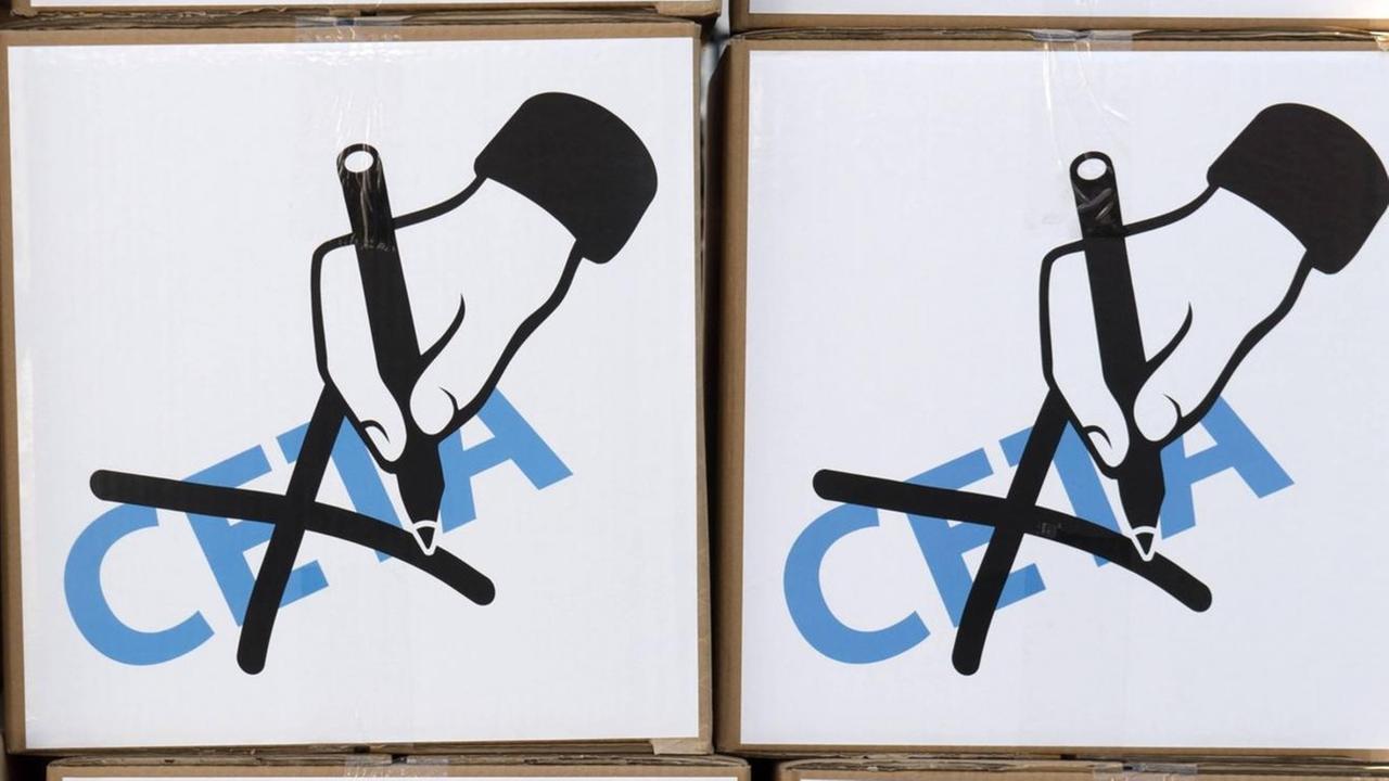 Kartons mit Formularen zur Verfassungsbeschwerde gegen das geplante Freihandelsabkommen zeigen eine Hand, die mit einem Stift den Schriftzug CETA durchstreicht Kartons mit Formularen zur Verfassungsbeschwerde gegen das geplante Freihandelsabkommen zeigen eine Hand, die mit einem Stift den Schriftzug CETA durchstreicht