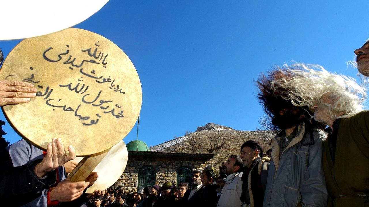 Kurdische Männer tanzen begleitet vom Klang der Daf-Trommel bei einer Hochzeitszerimonie im Iran Kurdische Männer tanzen begleitet vom Klang der Daf-Trommel bei einer Hochzeitszerimonie im Iran