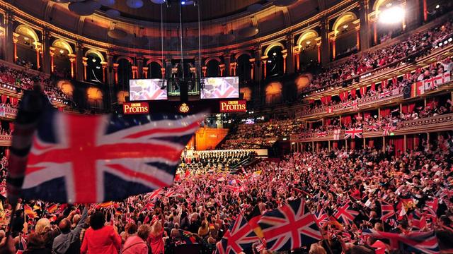 Menschen im Publikum der "Last Night of the Proms" in der Royal Albert Hall in London schwenken britische Flaggen