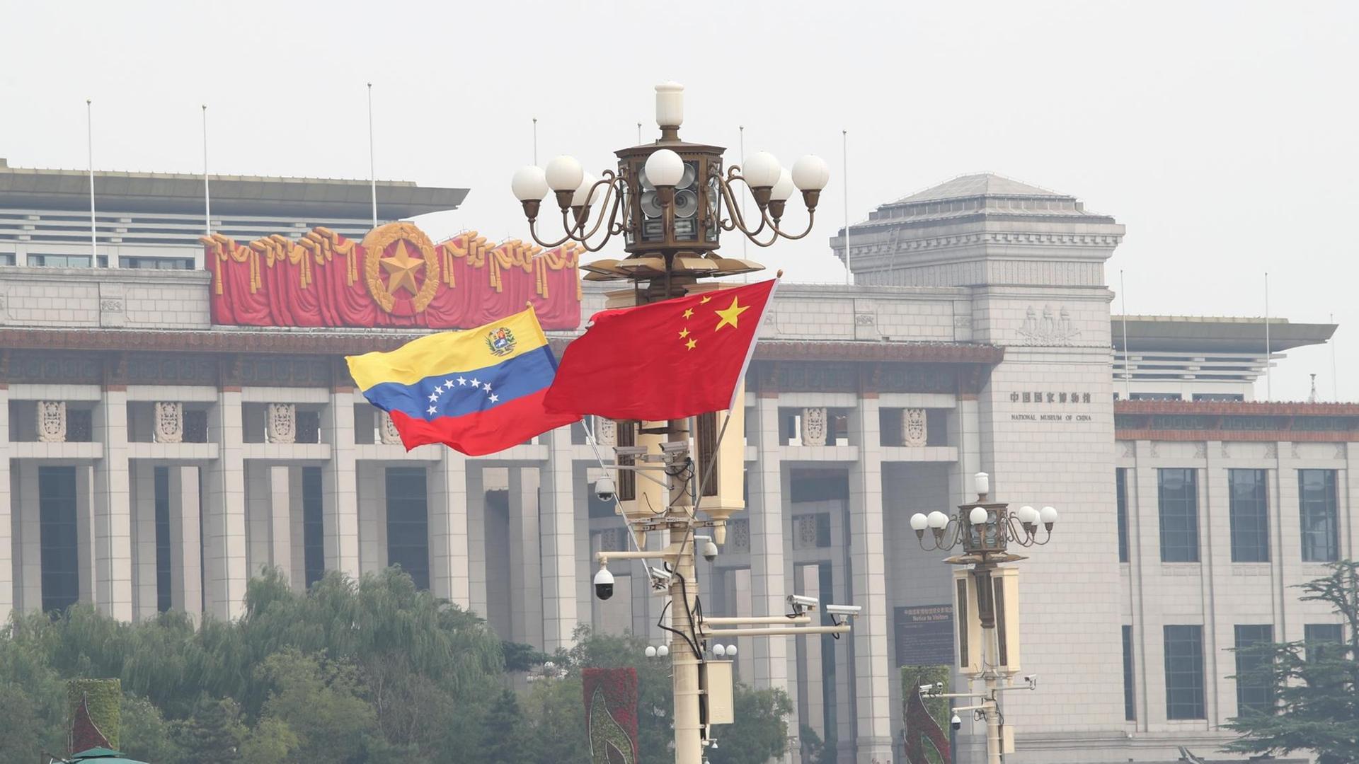 Chinesische und venezolanische Nationalflaggen flattern auf dem Laternenpfahl während eines viertägigen Besuchs des venezolanischen Präsidenten Nicolas Maduro in Peking, China, 14. September 2018. Chinesische und venezolanische Nationalflaggen flattern auf dem Laternenpfahl während eines viertägigen Besuchs des venezolanischen Präsidenten Nicolas Maduro in Peking, China, 14. September 2018.