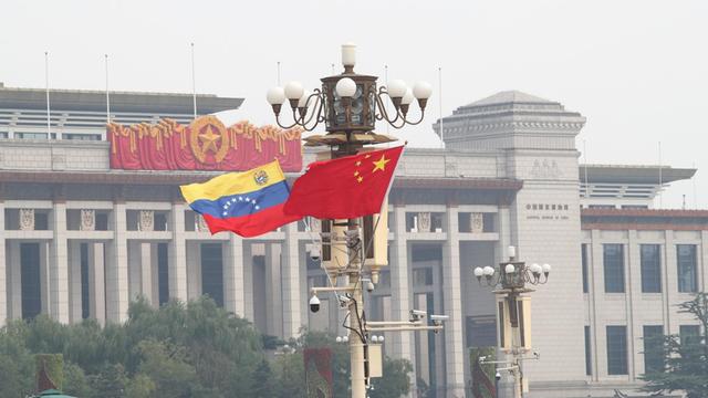 Chinesische und venezolanische Nationalflaggen flattern auf dem Laternenpfahl während eines viertägigen Besuchs des venezolanischen Präsidenten Nicolas Maduro in Peking, China, 14. September 2018.