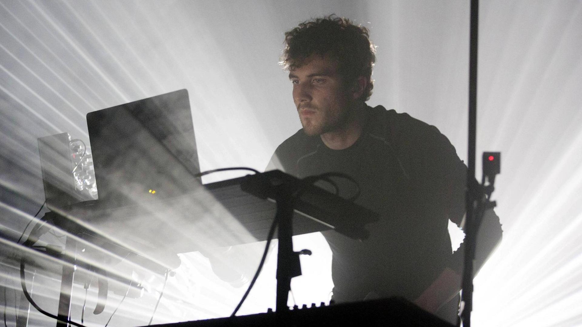 Nicolas Jaar auf der Bühne an seinem DJ Pult Nicolas Jaar auf der Bühne an seinem DJ Pult