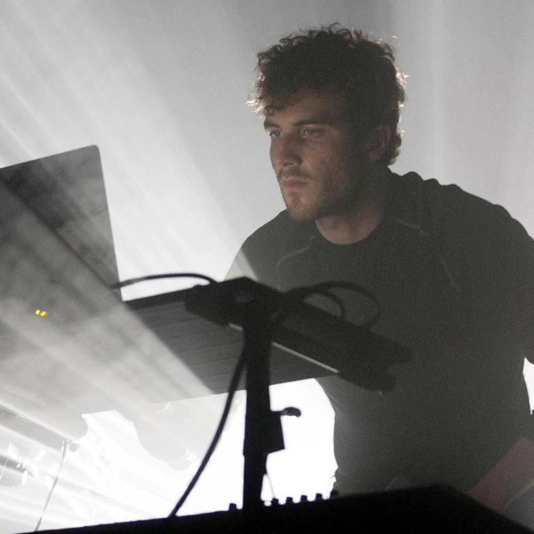 Nicolas Jaar auf der Bühne an seinem DJ Pult Nicolas Jaar auf der Bühne an seinem DJ Pult