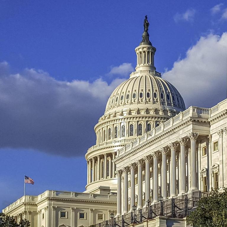 Blick auf das Kapitol in Washington. Das Kapitol ist der Sitz des US-Kongresses (Parlament) mit seinen beiden Kammern. Das Repräsentantenhaus ist im Südflügel (im Bild re.) untergebracht, der Senat im Nordflügel. 