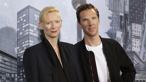 Die Schauspieler Tilda Swinton (l) und Benedict Cumberbatch lassen sich anlässlich des Kinofilms "Doctor Strange" am 26.10.2016 in Berlin fotografieren. Foto: Jörg Carstensen/dpa