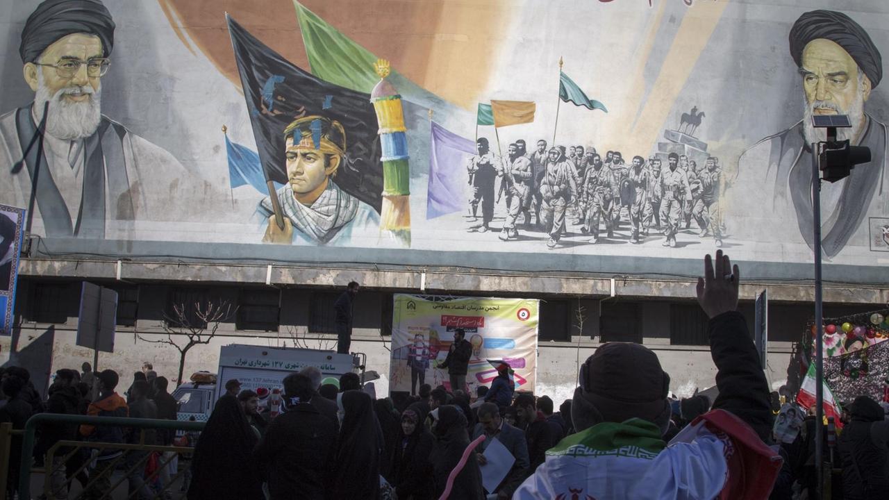 Menschen vor großen Transparenten: Die Bevölkerung von Teheran feiert das 41. Jubiläum der Islamischen Revolution - am 11. Februar 2020. Menschen vor großen Transparenten: Die Bevölkerung von Teheran feiert das 41. Jubiläum der Islamischen Revolution - am 11. Februar 2020.