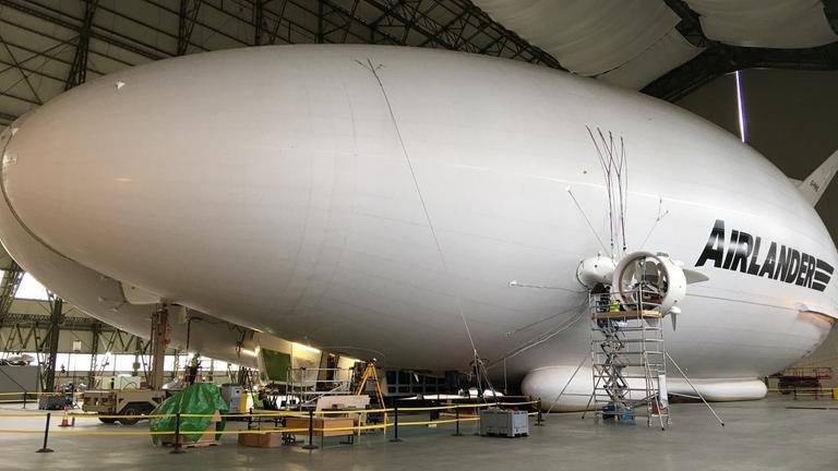 Der Airlander in einer Halle Der Airlander in einer Halle