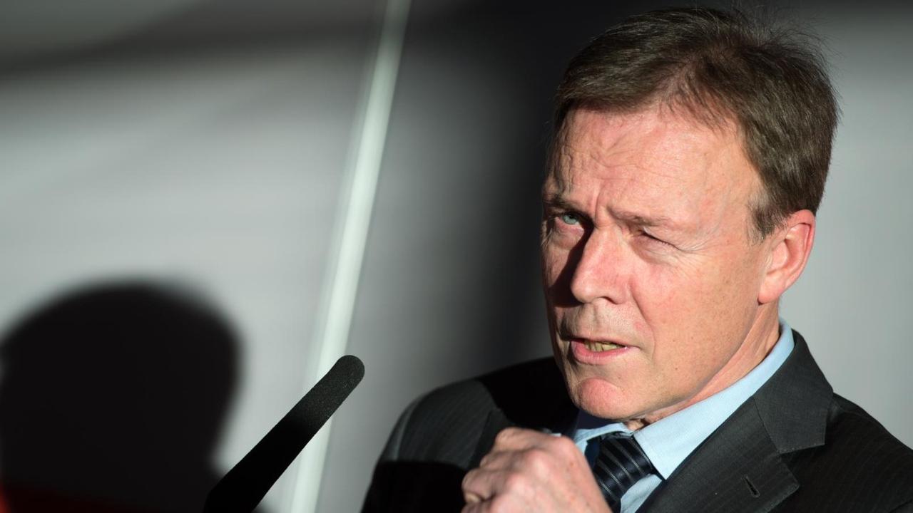 Thomas Oppermann, Fraktionsvorsitzender der SPD, äußert sich am 13.01.2015 vor der Fraktionssitzung der Sozialdemokraten im Deutschen Bundestag in Berlin zu aktuellen Themen. Thomas Oppermann, Fraktionsvorsitzender der SPD, äußert sich am 13.01.2015 vor der Fraktionssitzung der Sozialdemokraten im Deutschen Bundestag in Berlin zu aktuellen Themen.