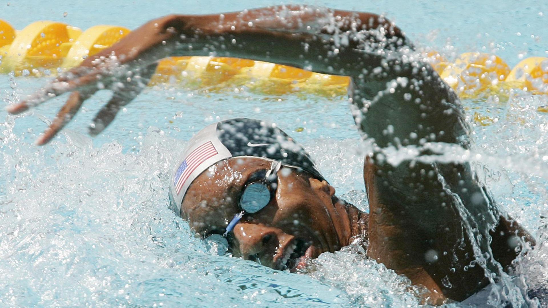 Maritza Correia schwimmt bei den Olympischen Spielen von Athen 2004 mit Badekappe.