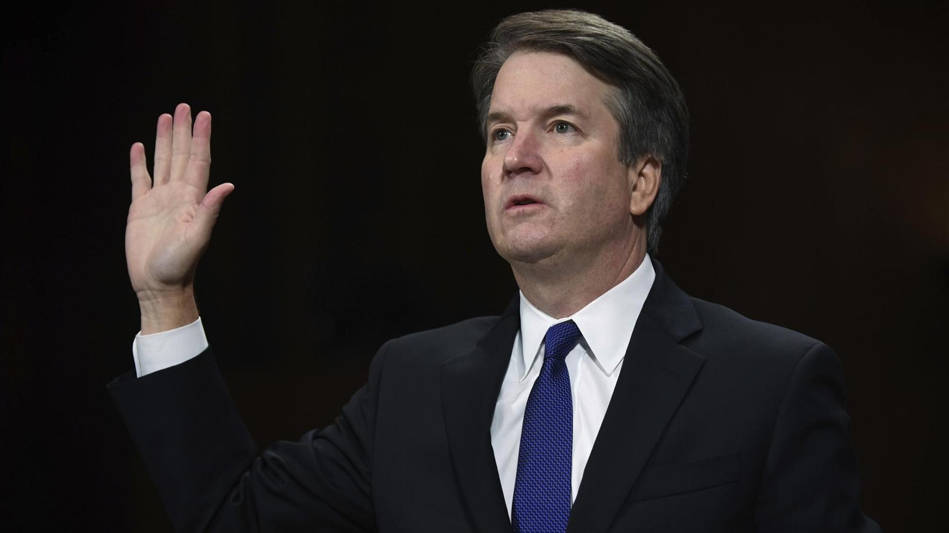 Brett Kavanaugh, Wunschkandidat von US-Präsident Trump als Richter am Supreme Court, hebt die Hand zum Eid, bevor er vor dem Justizausschuss des US-Senats aussagt. Brett Kavanaugh, Wunschkandidat von US-Präsident Trump als Richter am Supreme Court, hebt die Hand zum Eid, bevor er vor dem Justizausschuss des US-Senats aussagt.