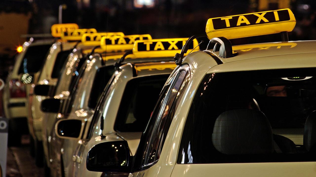 Taxistand am Hauptmarkt in Nürnberg Taxistand am Hauptmarkt in Nürnberg