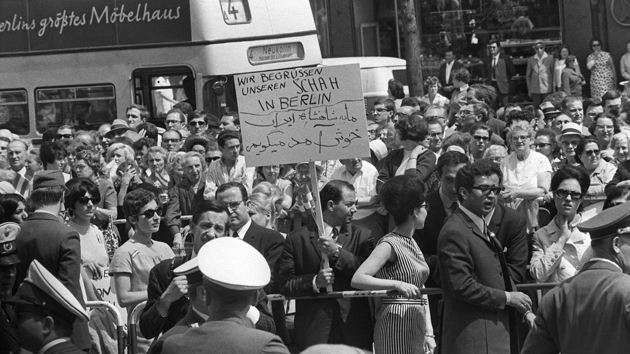 Tumulte vor dem Schöneberger Rathaus in Berlin am 2.6.1967. Der Besuch des persischen Herrscherpaares Kaiser Schah Reza Mohammed Pahlavi und Kaiserin Farah Diba, die sich für 24 Stunden in Westberlin aufhielten, löste Massendemonstrationen aus. Bei schweren Zusammenstößen zwischen den Demonstranten und der Polizei wurde der 26jährige Student Benno Ohnesorg von einem Polizisten erschossen. Tumulte vor dem Schöneberger Rathaus in Berlin am 2.6.1967. Der Besuch des persischen Herrscherpaares Kaiser Schah Reza Mohammed Pahlavi und Kaiserin Farah Diba, die sich für 24 Stunden in Westberlin aufhielten, löste Massendemonstrationen aus. Bei schweren Zusammenstößen zwischen den Demonstranten und der Polizei wurde der 26jährige Student Benno Ohnesorg von einem Polizisten erschossen.
