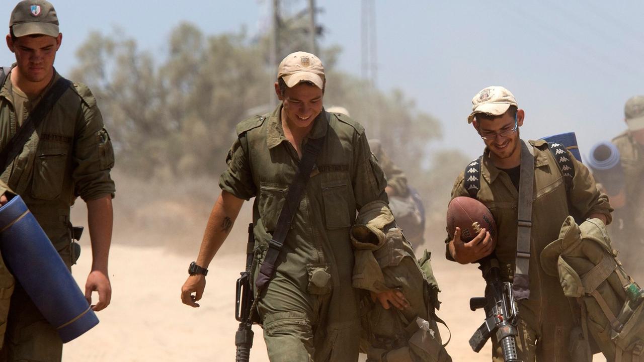 Israelische Soldaten verlassen mit ihrem Gepäck den Gaza-Streifen. Israelische Soldaten verlassen mit ihrem Gepäck den Gaza-Streifen.