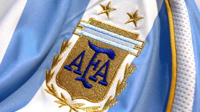 Verbandslogo des Argentinischen Fußballverbands auf einem Nationaltrikot.