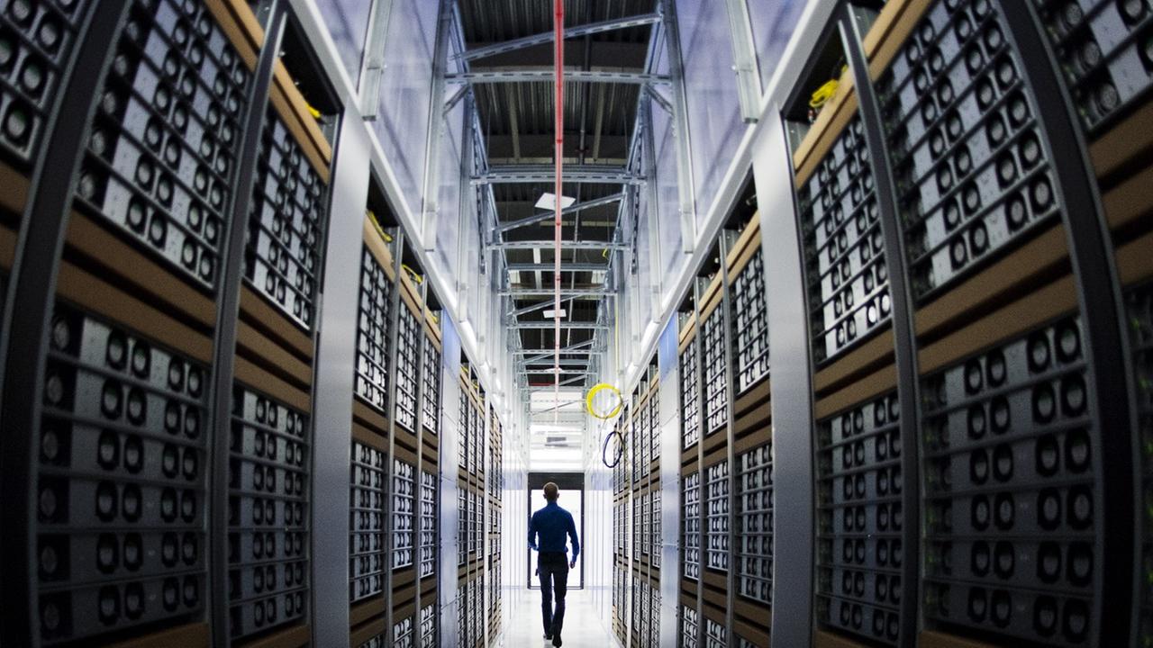 Datenzentrumschef Joel Kjellgren läuft durch die Serverräume im schwedischen Lapland. Datenzentrumschef Joel Kjellgren läuft durch die Serverräume im schwedischen Lapland.