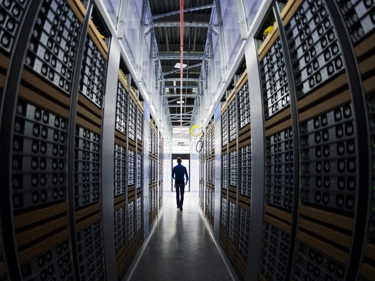 Datenzentrumschef Joel Kjellgren läuft durch die Serverräume im schwedischen Lapland. Datenzentrumschef Joel Kjellgren läuft durch die Serverräume im schwedischen Lapland.