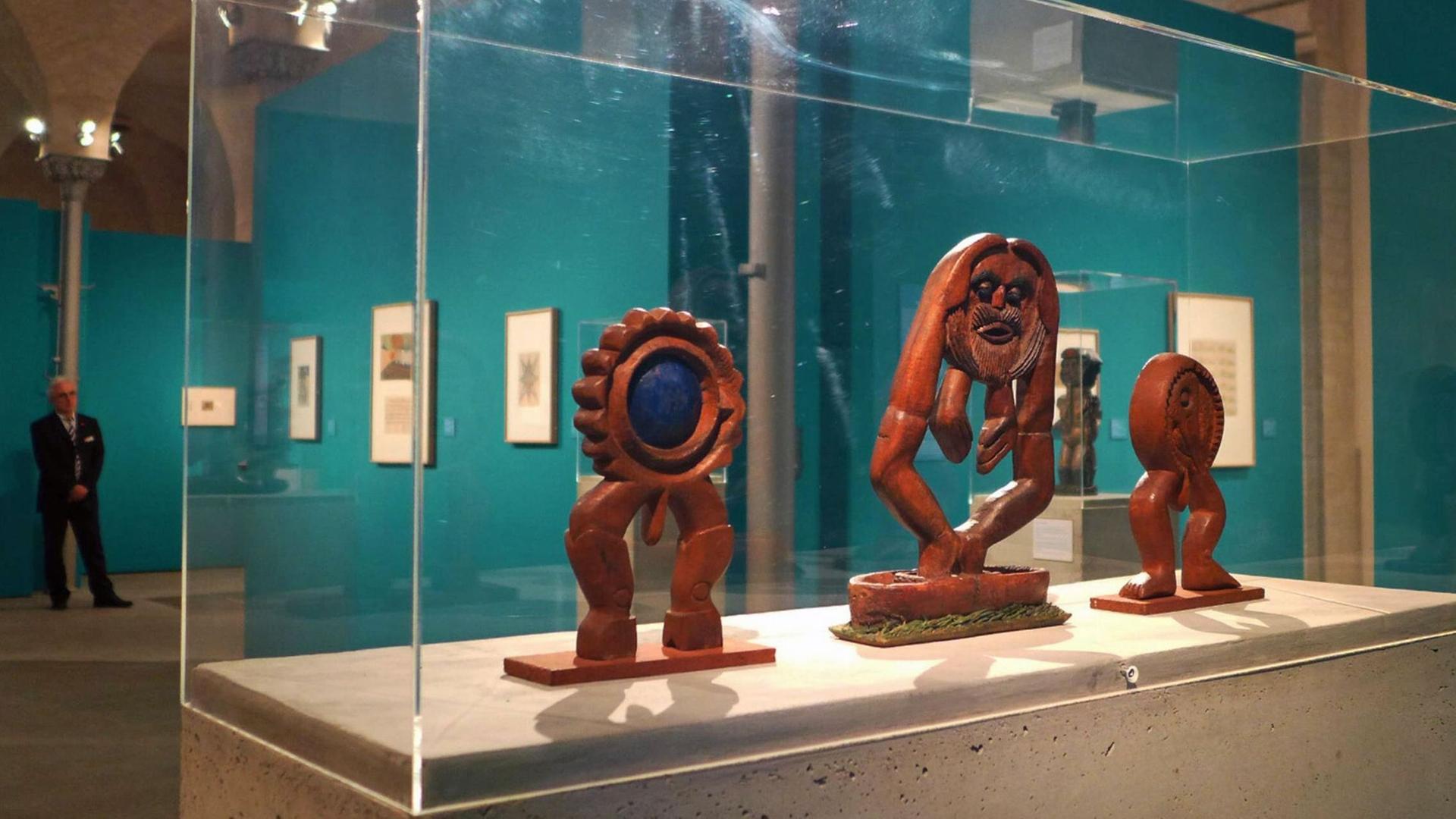 Der Heidelberger Kunsthistoriker und Arzt Hans PRINZHORN hat Zeit seines Lebens Kunstwerke von psychisch Kranken gesammelt; die 120 Werke in der Ausstellung in der Scharf-Gerstenberg-Sammlung in Charlottenburg sind nicht unter Psychopharmaka oder psychiatrischer Behandlung entstanden; fast durchgängig sind die Bilder und Skulpturen der zumeist in Heimen untergebrachten Künstler mit Darstellungen von Geistern und Dämonen reich bebildert; Foto : dieses Holzskulpturen von Karl GENZEL gehören zu den wenigen plastischen Werken in Der Heidelberger Kunsthistoriker und Arzt Hans PRINZHORN hat Zeit seines Lebens Kunstwerke von psychisch Kranken gesammelt; die 120 Werke in der Ausstellung in der Scharf-Gerstenberg-Sammlung in Charlottenburg sind nicht unter Psychopharmaka oder psychiatrischer Behandlung entstanden; fast durchgängig sind die Bilder und Skulpturen der zumeist in Heimen untergebrachten Künstler mit Darstellungen von Geistern und Dämonen reich bebildert; Foto : dieses Holzskulpturen von Karl GENZEL gehören zu den wenigen plastischen Werken in